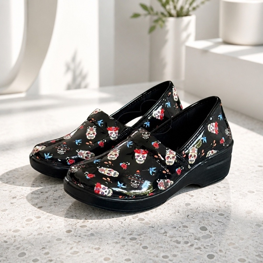 NWT Easy Street Sugar Skull Clogs Womens 8.5 Black Patent Slip Resistant Nursing